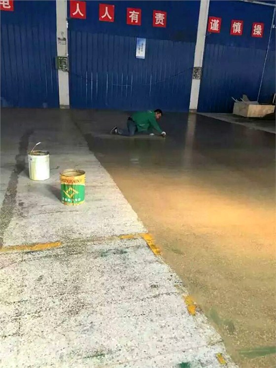 吳江標識公司平涂型環(huán)氧地坪進場施工